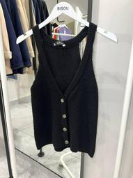 sleeveless T-shirt