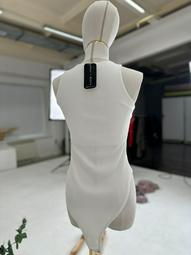sleeveless T-shirt