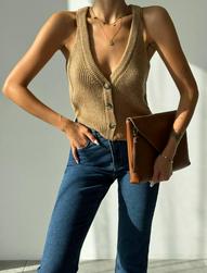 sleeveless T-shirt