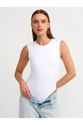 sleeveless T-shirt