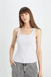 sleeveless T-shirt