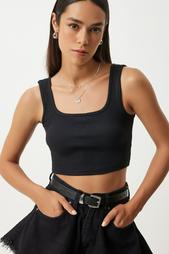 sleeveless T-shirt