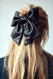 LEATHER BOW SHEEPSKIN CLIP