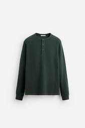 T-SHIRT WITH BUTTONED NECK